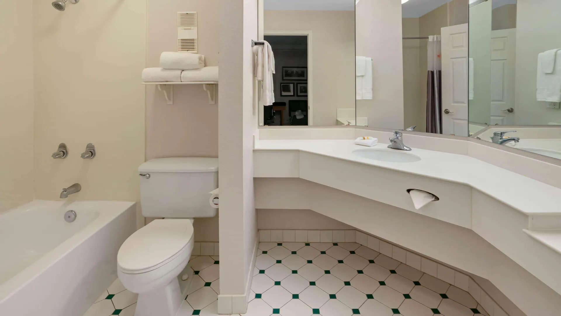 La Quinta Inn By Wyndham Phoenix Sky Harbor Airport Tempe Hotel